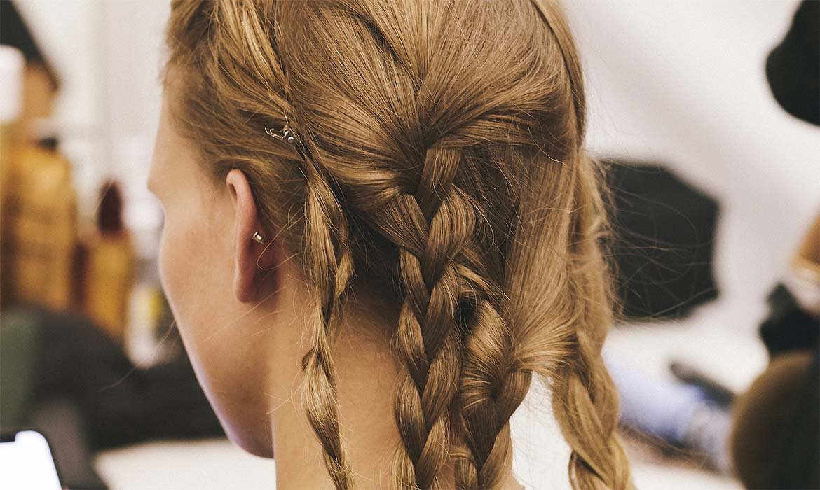 Añade unas gotas del Aceite Extraordinario Universal de Elvive de L’Oréal Paris a tu peinado para el verano con trenzas y conseguirás disciplinarlas y darles brillo.